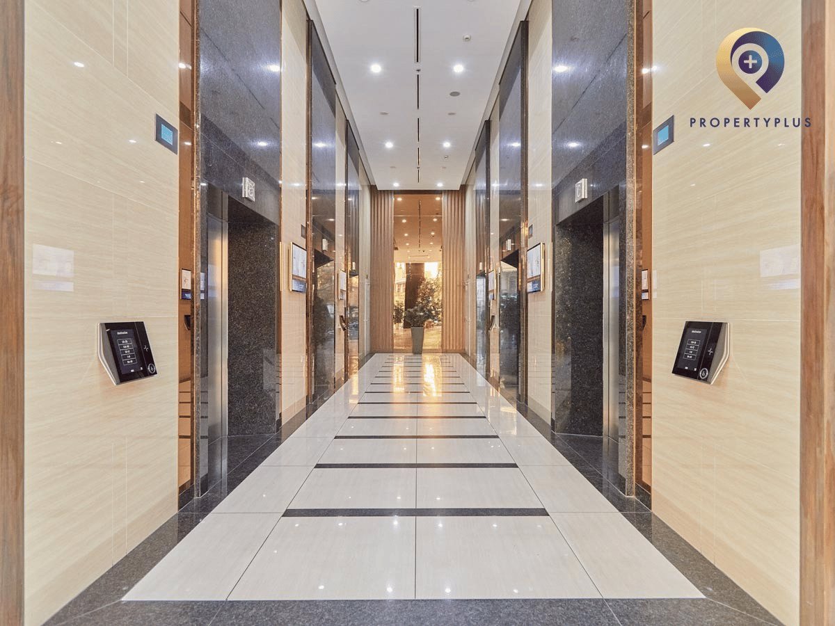Khu vực thang máy hiện đại tại Discovery Complex - hình ảnh từ Property Plus